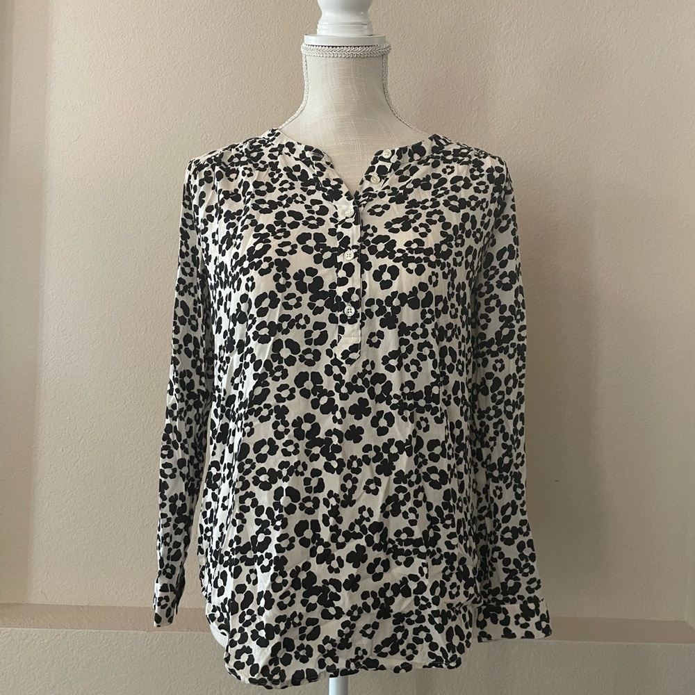 Black and white, floral print Ann Taylor Loft blouse. Size small petite.